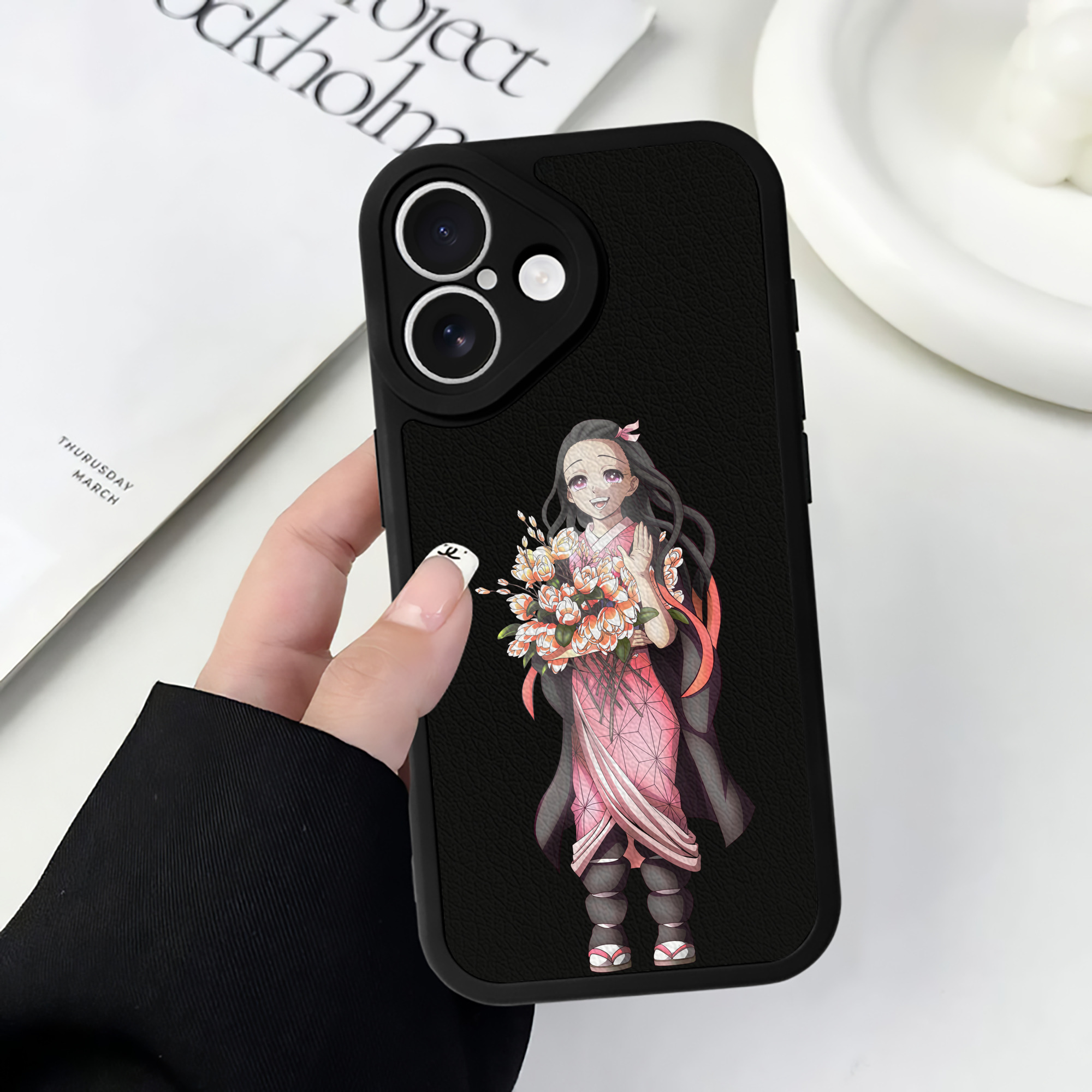 （画像用） 鬼滅の刃（きめつのやいば）竈門 禰󠄀豆子／かまど ねずこ Kamado Nezuko 【iPhone 16シリーズ対応】シリコンスマホケース（レザー調） 材質：シリコン